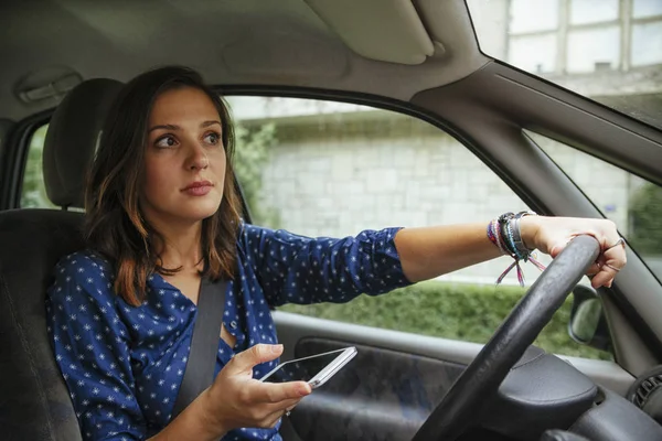 Vrouw in een auto — Stockfoto