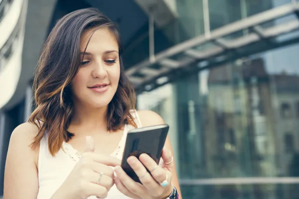 Unga kvinnor med en smartphone — Stockfoto