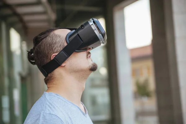 Seorang pemuda menggunakan VR — Stok Foto