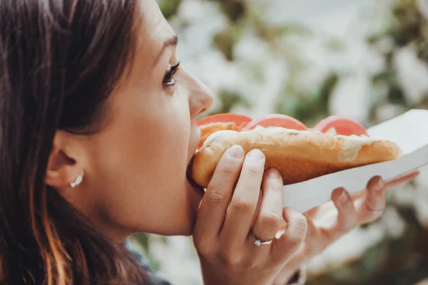 Jeune femme manger — Photo