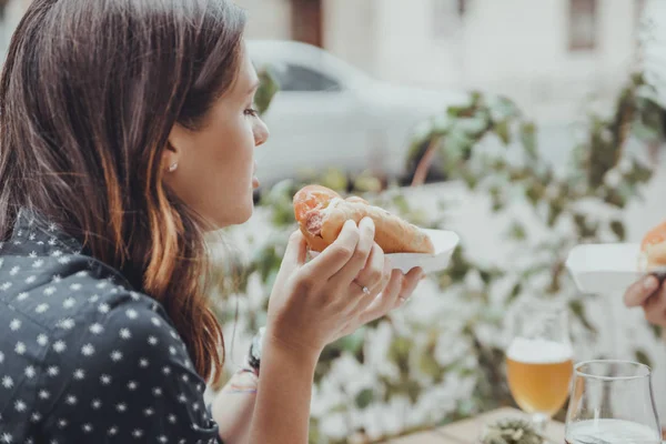 Young Woman Eating — Stock Photo, Image