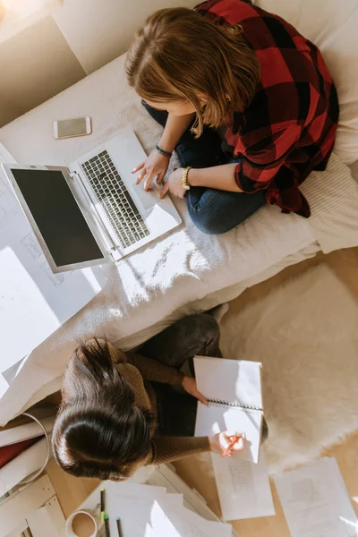 Twee meisjes bestuderen — Stockfoto