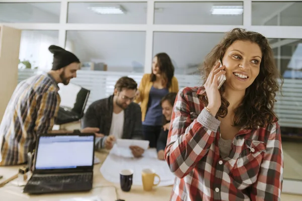 Zespół freelancerów w biurze — Zdjęcie stockowe