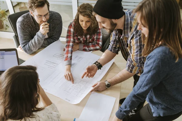 Equipo de freelancers en la oficina — Foto de Stock