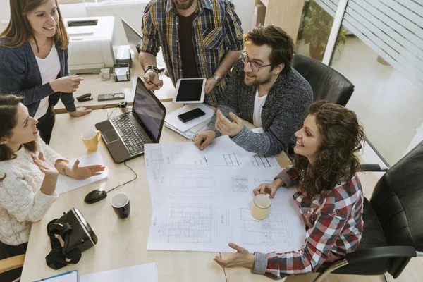 Freelancers en pruebas de oficina nuevo diseño — Foto de Stock