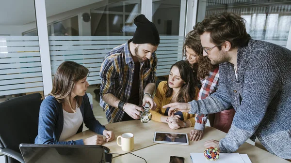 Equipo de puesta en marcha probando nuevo diseño — Foto de Stock