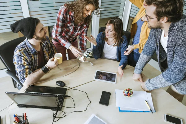 Equipo de puesta en marcha probando nuevo diseño — Foto de Stock