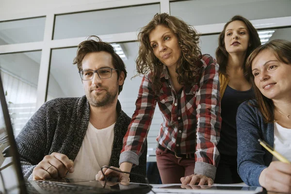 Equipo de freelancers probando en la oficina — Foto de Stock