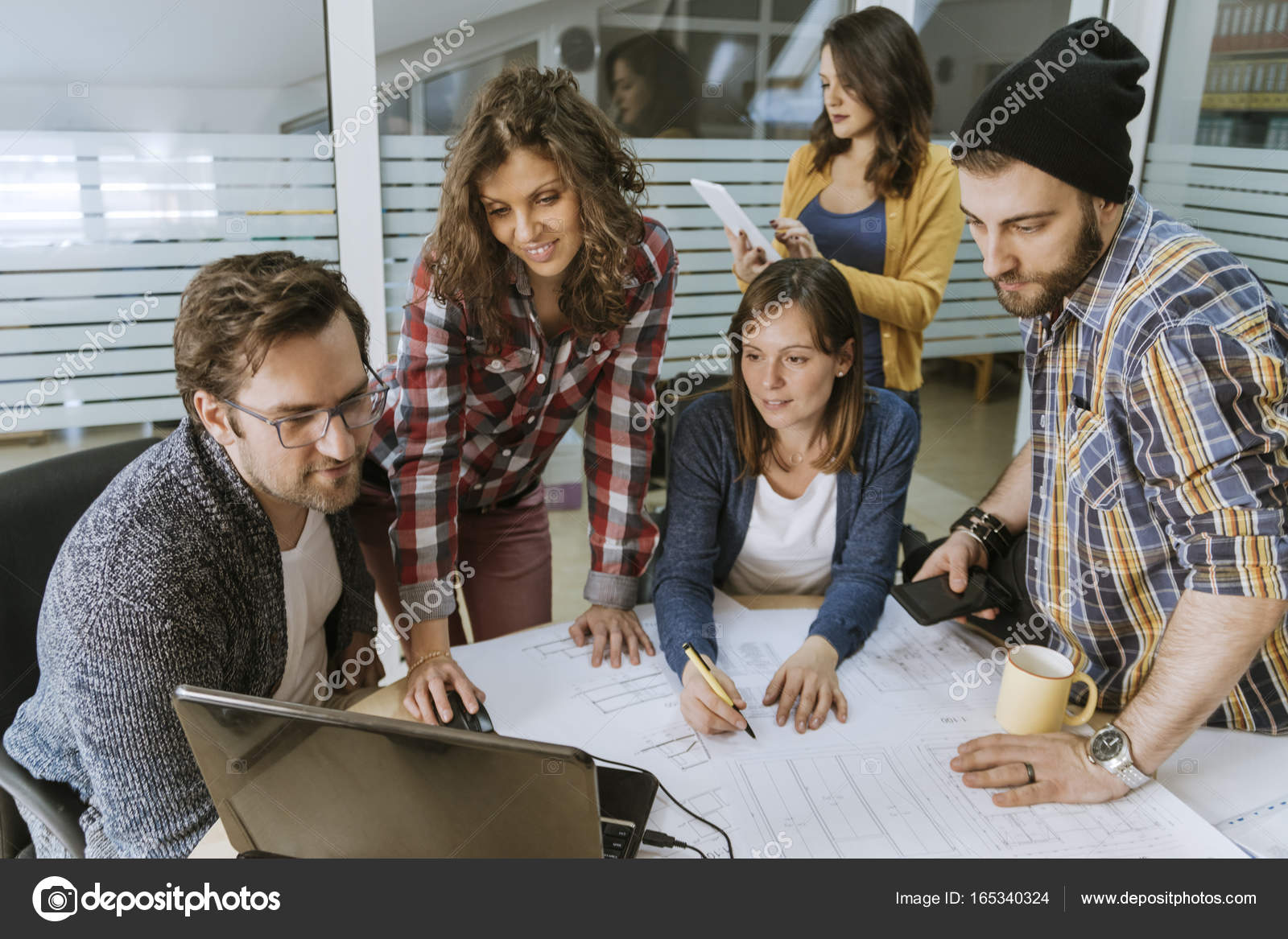 创业团队的自由职业者在办公室——图库图片© Dangubic #165340324