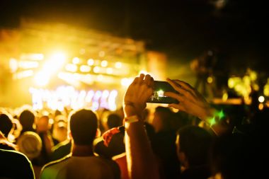 İnsanlar akıllı telefonlar ile konserde