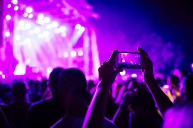 İnsanlar müzik konserinde