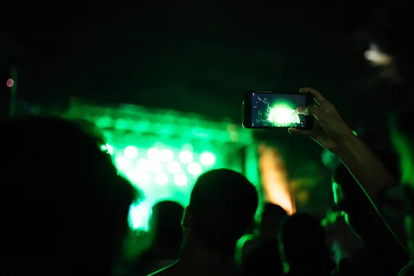 Gente en concierto con teléfonos inteligentes — Foto de Stock