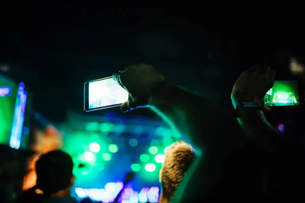 Lidé na koncertě s chytrými telefony — Stock fotografie