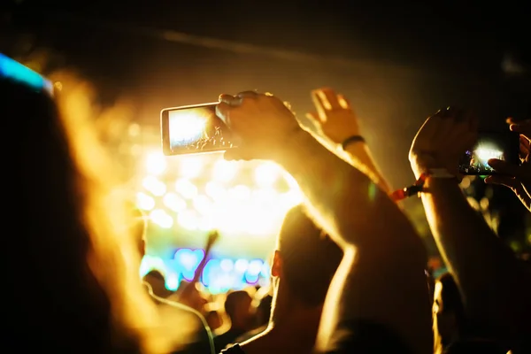 Gente en concierto con teléfonos inteligentes — Foto de Stock