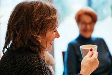 iki üst düzey kadın konuşuyor