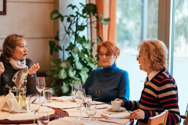 Üst düzey kadın kahve