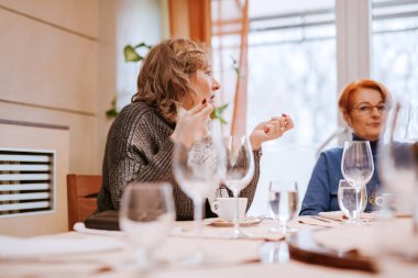 iki üst düzey kadın konuşuyor