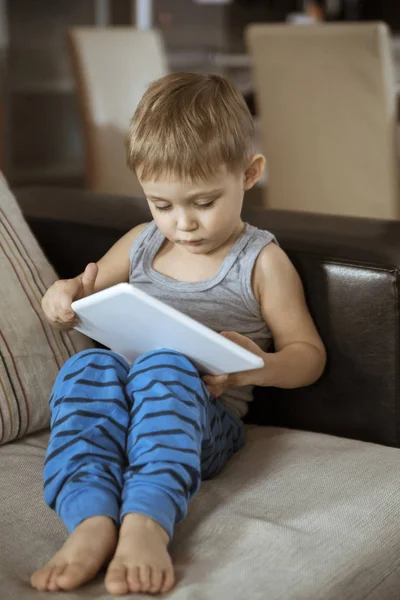 Kleine jongen spelen op Tablet PC — Stockfoto