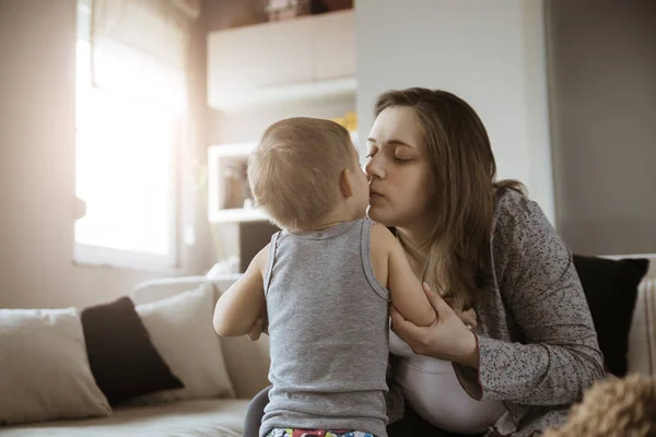 Zwangere vrouw kussen zoon — Stockfoto