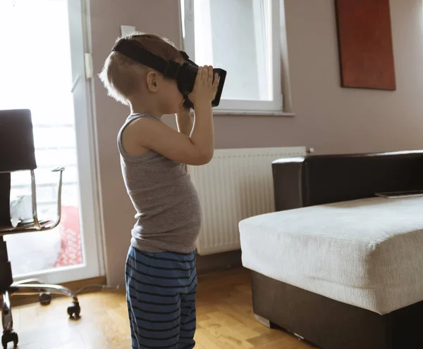 Menino usando fone de ouvido VR — Fotografia de Stock