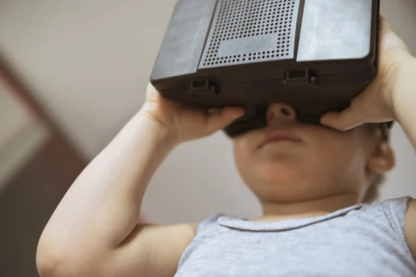 Kleine jongen met behulp van Vr Headset — Stockfoto