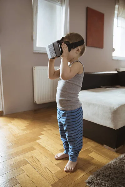 Liten pojke med hjälp av Vr-Headset — Stockfoto