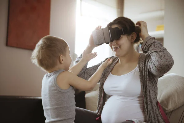 ผู้หญิงตั้งครรภ์ใช้ VR — ภาพถ่ายสต็อก