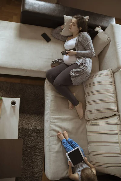 Kobieta w ciąży oglądania tv — Zdjęcie stockowe