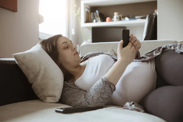 Mulher grávida usando smartphone — Fotografia de Stock