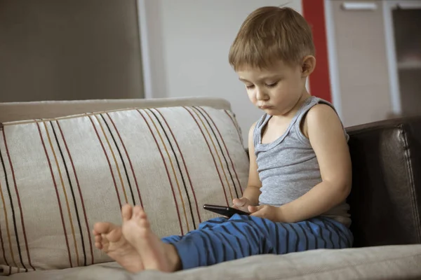 Kleiner Junge spielt auf Smartphone — Stockfoto