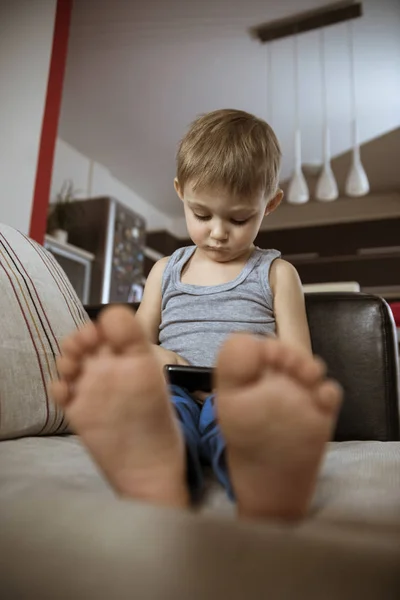 Menino brincando no smartphone — Fotografia de Stock