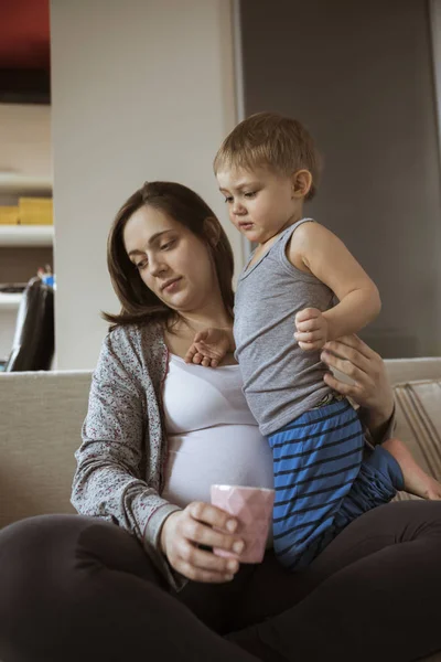 妊娠中の女性が息子と遊ぶ — ストック写真