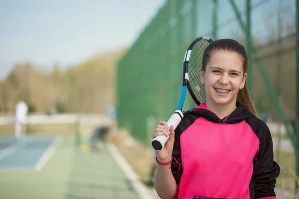 Flicka med tandställning håller Racket — Stockfoto