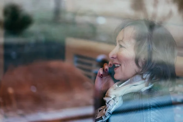Kadın telefonda konuşurken kıdemli — Stok fotoğraf