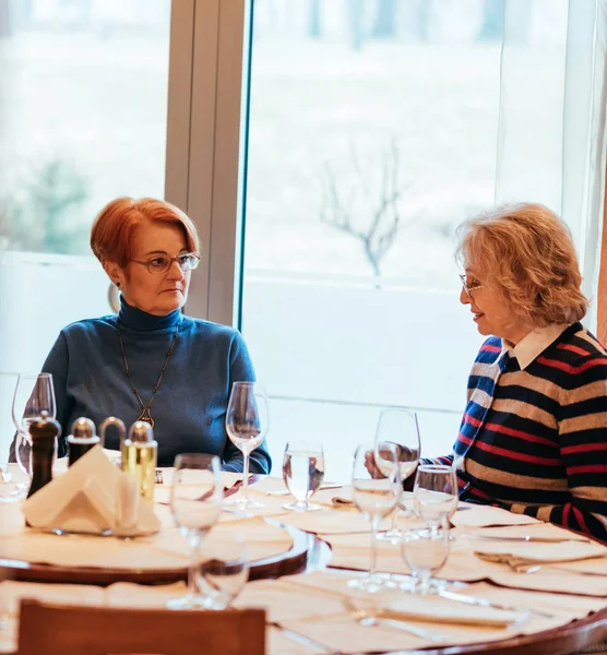 Zwei Seniorinnen in Gaststätte — Stockfoto