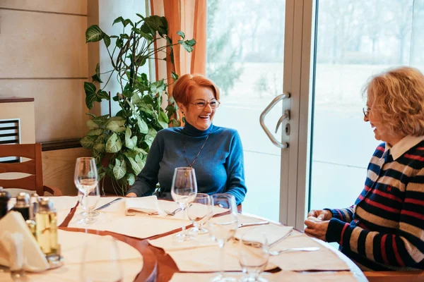 Mujeres mayores en el restaurante —  Fotos de Stock