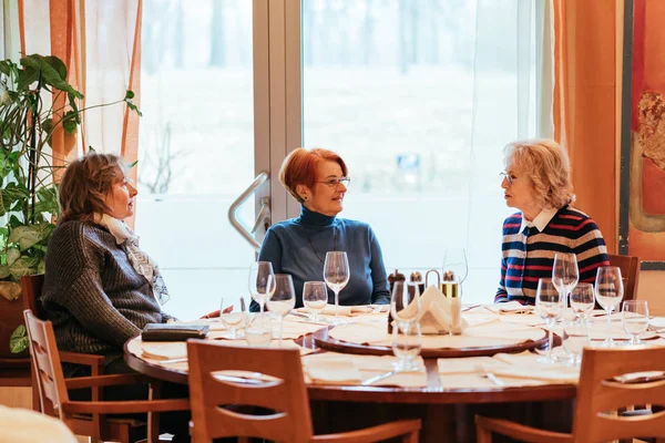 Seniorinnen im Restaurant — Stockfoto