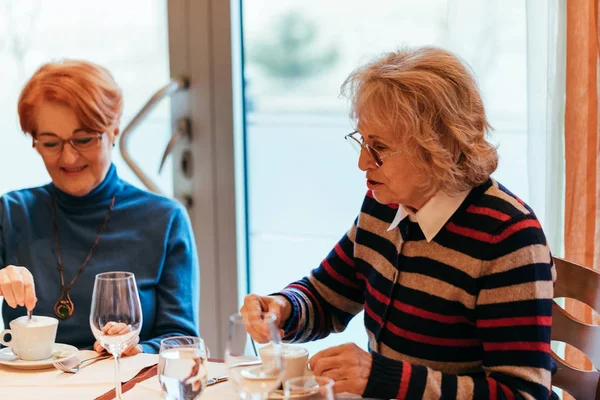 Mulheres seniores em restaurante — Fotografia de Stock