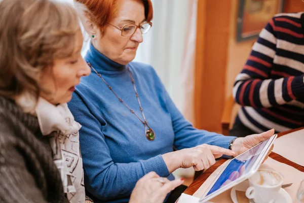 Üst düzey kadın tablet kullanma