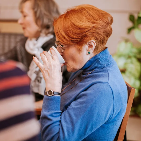 Senior vrouwen hebben koffie — Stockfoto