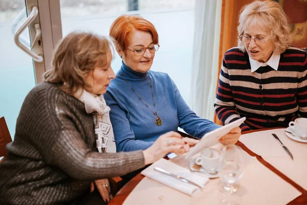 nők segítségével digitális tabletta