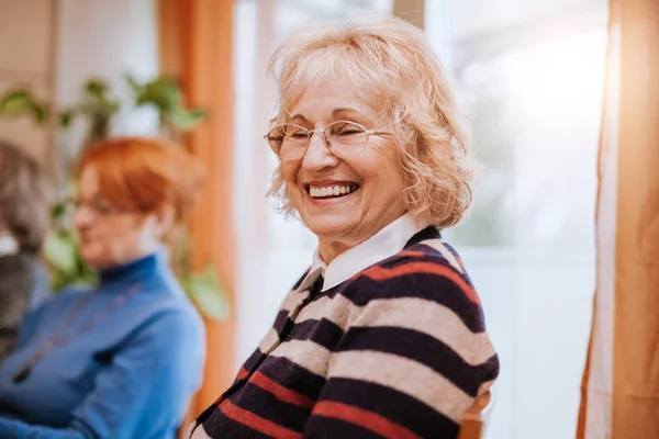 Senior vrouwen hebben koffie — Stockfoto