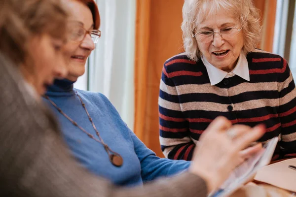 Femmes âgées utilisant une tablette numérique — Photo