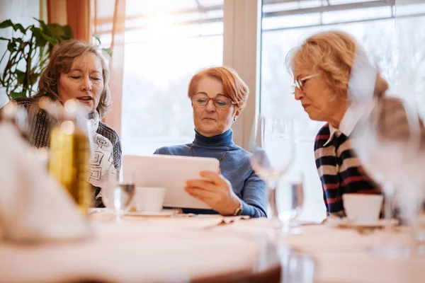 Donne anziane che utilizzano tablet digitale — Foto Stock