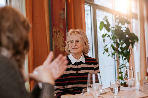 Üst düzey kadın konuşuyor