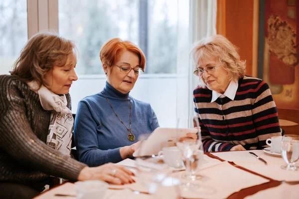 Üst düzey kadın dijital tablet kullanma