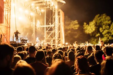 insanlara açık hava müzik konseri