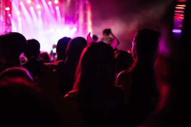 insanlara açık hava müzik konseri