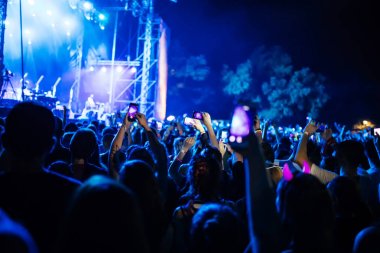 İnsanlar konser fotoğraf çekimi