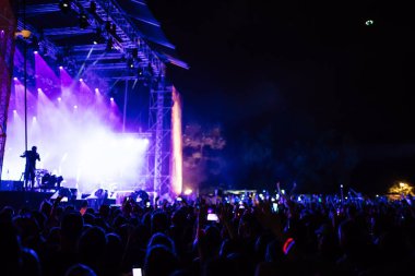 insanlara açık hava müzik konseri